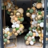 Zestaw łuków z balonów w kolorze szałwiowej zieleni, 152 szt. Zestaw łuków z balonów w kolorze oliwkowo-zielonym z białym balonem lateksowym i złotym