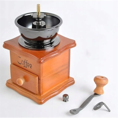 Ręczny młynek do kawy wykonany z wysokiej jakości drewna sosnowego