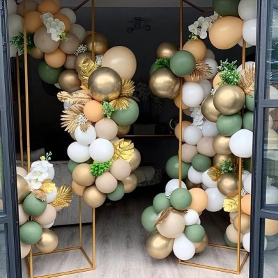 Zestaw łuków z balonów w kolorze szałwiowej zieleni, 152 szt. Zestaw łuków z balonów w kolorze oliwkowo-zielonym z białym balonem lateksowym i złotym